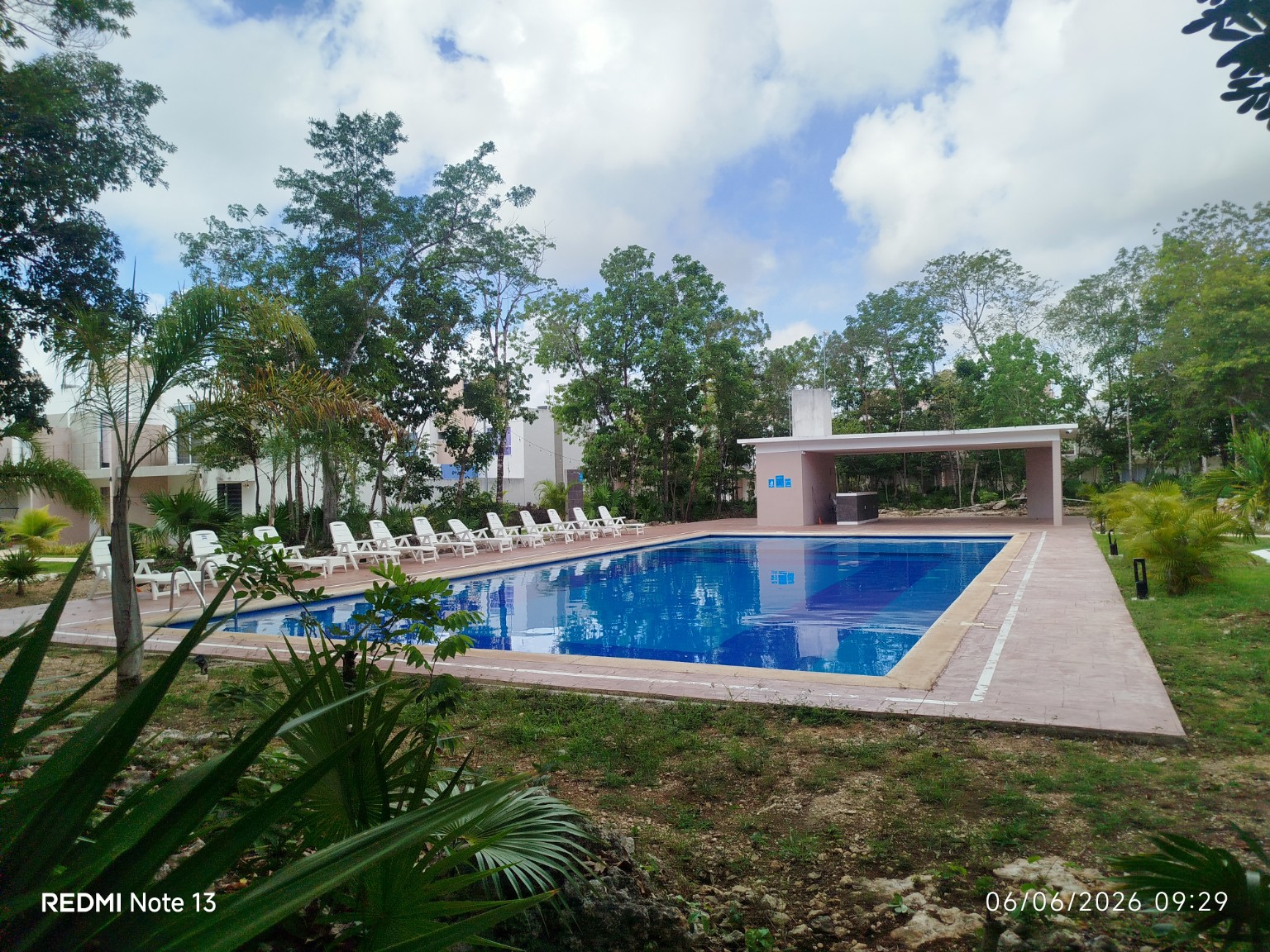 Alberca y áreas verdes de Privada Cozumel