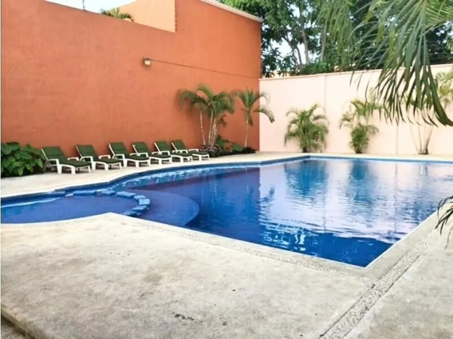 Alberca y área de descanso de Residencial Torrecilla
